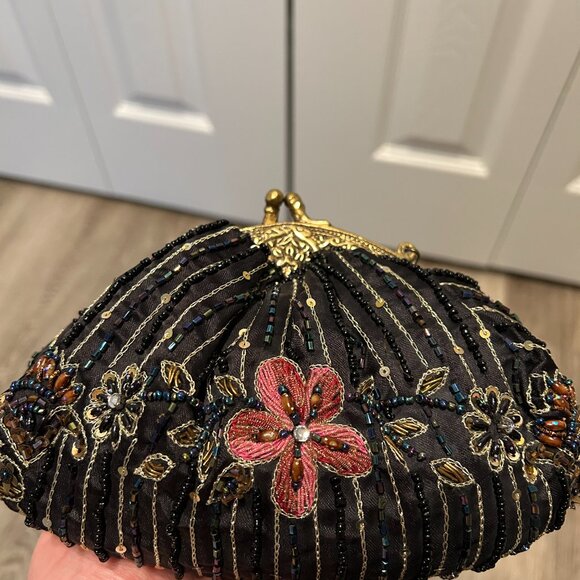 Elegant Black Beaded Clutch with Floral Design - Picture 1 of 12